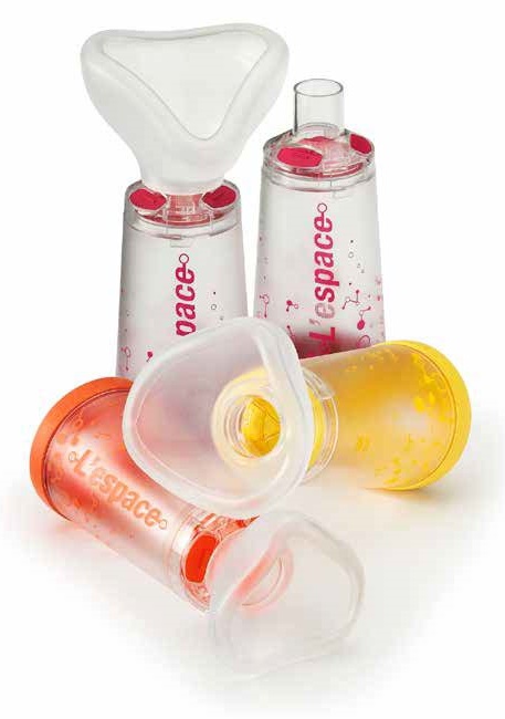 CAMERA DISTANZIATRICE PER EROGATORI SPRAY PREDOSATI L'ESPACE 220 ML PER ADULTI CON BOCCAGLIO VALVOLA INSPIRAZIONE 2 VALVOLE ESPIRAZIONE CODICE COLORE MAGENTA - goldeneffe.it